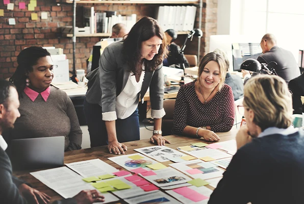 leadership-executive-coaching Group discusses project